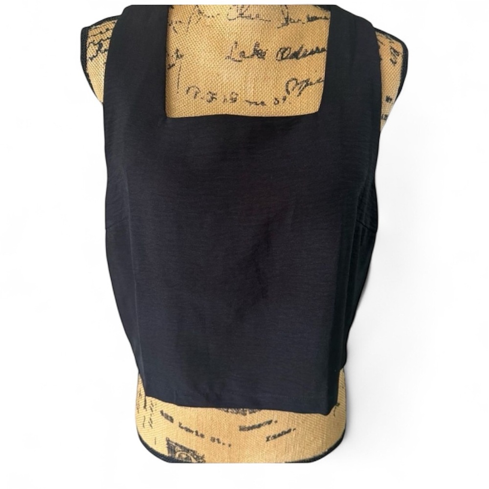Black Sleeveless Square Neck Cropped Top - Size L